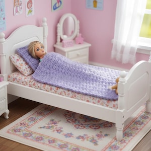 Juego de ropa de cama de ganchillo para casa de muñecas: manta, almohada y alfombra color lavanda (escala 1:6)