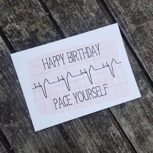 Carte drôle de trace d'ECG | Anniversaire de médecin/infirmière/ambulancier paramédical | Cardiologie Humour | Rythme d'anniversaire