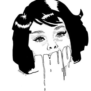 Puede incluir: Ilustración en blanco y negro de la cara de una mujer con pintura negra goteando. La mujer tiene el pelo negro corto y ojos grandes. El texto "Planet B '17" está en la esquina inferior izquierda de la imagen.