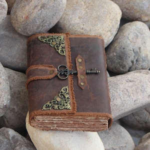 Diario in pelle personalizzato con carta con bordo frastagliato fatta a mano. Personalizzalo per un regalo speciale.