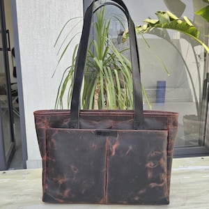 Leather Bag with Zipper and Inside Lining - Stylish and Durable for Everyday Use