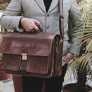 Sac messager fait main en cuir au tannage végétal : porte-documents pour ordinateur portable