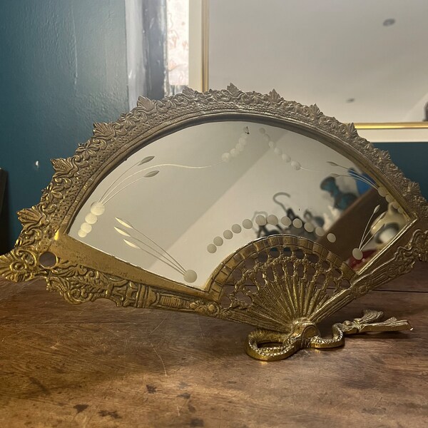 Miroir en bronze forme éventail sur pied. Art Déco. Glace gravée végétaux. Face à main. Laiton, métal