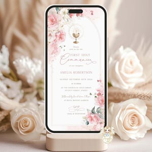 Può includere: Un invito digitale per una Prima Comunione con un design floreale rosa. L'invito presenta un calice, un bordo floreale e il testo "Prima Comunione" in un font corsivo. L'invito è per Amelia Robertson la domenica 18 ottobre 2020 presso la Chiesa di Holy Christ.