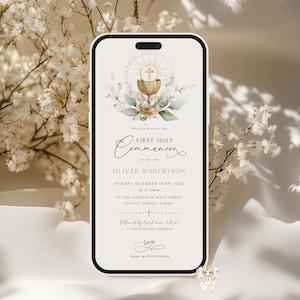 以下が含まれることがあります： スマートフォンに表示された、初聖体拝領の招待状。デザインは、聖杯、十字架、金と緑の花の要素が特徴です。招待状には、名前、日付、時間、場所の詳細が含まれています。