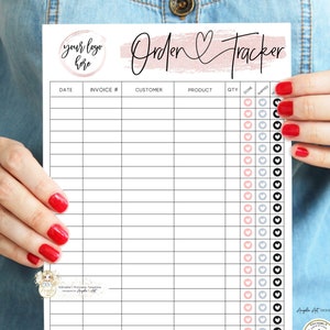 Könnte beinhalten: Ein druckbarer Bestell-Tracker mit einem rosa Herzen und dem Text "Order Tracker" in schwarzer Schrift. Der Tracker hat Spalten für Datum, Rechnungsnummer, Kunde, Produkt, Menge, erledigt und versandt. Es gibt rosa, graue und schwarze Häkchen in den Spalten für erledigt und versandt.