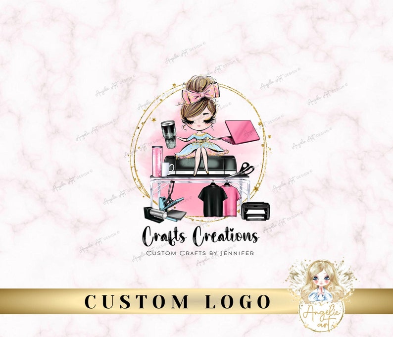 K&ouml;nnte beinhalten: Ein pinkfarbenes und goldenes Logo-Design mit einem Cartoon-M&auml;dchen, das auf einem Tisch mit einem Laptop, einer Tasse und einer Hei&szlig;presse sitzt. Der Text "Crafts Creations Custom Crafts by Jennifer" befindet sich unter dem Bild.
