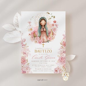 Pode incluir: Um convite de batismo floral rosa e dourado com uma ilustra&ccedil;&atilde;o de aquarela de uma menina com um vestido azul e uma coroa de flores. O texto diz "Bautizo Camila Garcia Domingo, Octubre 18, 2026 At the Church of Jesus Christ 275 Pitt Street, Stoney Recibimiento en nuestra casa Come a las 5PM, Baile a las 9PM"