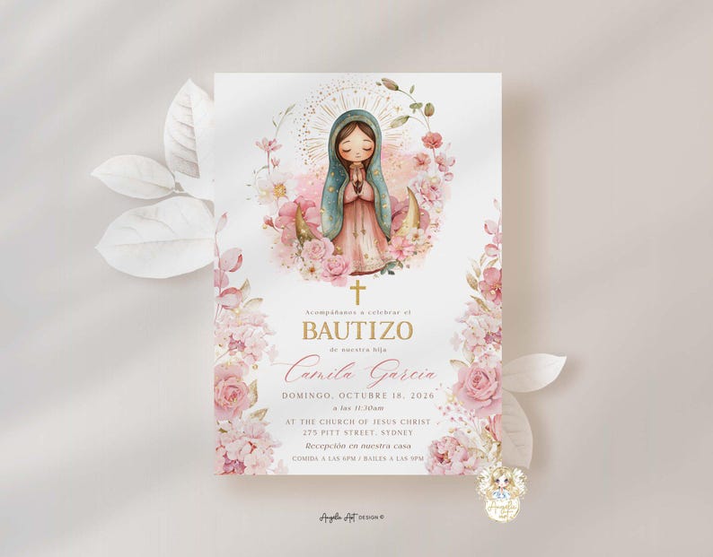 Pode incluir: Um convite de batismo floral rosa e dourado com uma ilustra&ccedil;&atilde;o de aquarela de uma menina com um vestido azul e uma coroa de flores. O texto diz "Bautizo Camila Garcia Domingo, Octubre 18, 2026 At the Church of Jesus Christ 275 Pitt Street, Stoney Recibimiento en nuestra casa Come a las 5PM, Baile a las 9PM"