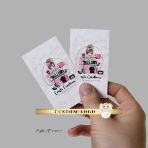 K&ouml;nnte beinhalten: Eine rosa und goldene Visitenkarte mit einem individuellen Logo, das ein Cartoon-M&auml;dchen zeigt, das auf einem Stapel Bastelutensilien sitzt. Der Text auf der Karte lautet "Crafts Creations Custom Crafts by Jennifer".