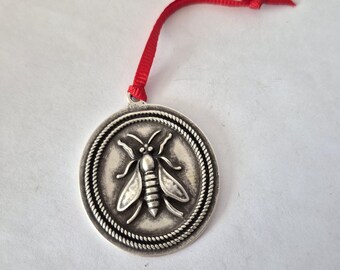 Ornamento de abelha em metal