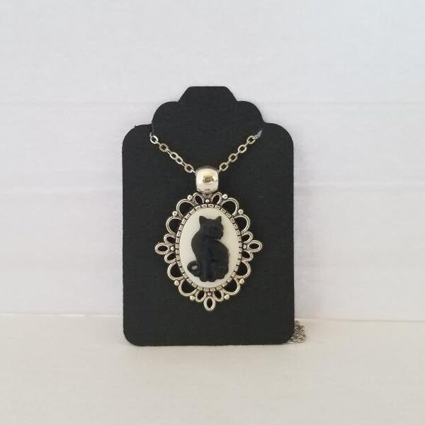 Elegant Green Eyed Cat Cameo Necklace
