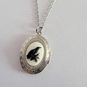 Victorian Gothic Style Oval Locket Necklace with Black on White Raven Cameo You Choose Length afbeelding 1