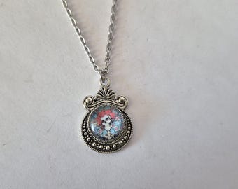 Colar com cúpula de vidro em formato de esqueleto e coroa de rosas vermelhas em cabochão - comprimento à sua escolha