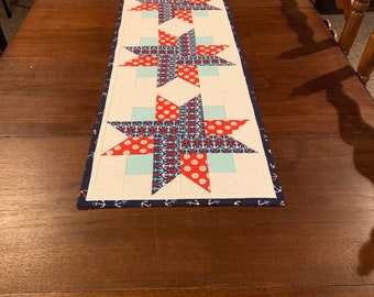 Corredor de mesa rojo, blanco y azul