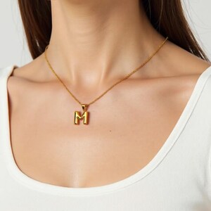 Collar con colgante y cadena con letra de burbuja. Joyería personalizada con dije de la A a la Z, chapado en PVD de 18 quilates. 3D pesado.
