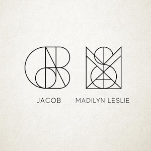 Könnte beinhalten: Zwei schwarze Strichzeichnungen als Monogramme mit geometrischen Formen und Buchstaben. Das linke Design enthält den Namen JACOB, während das rechte Design den Namen MADILYN LESLIE zeigt. Die Grafiken bestehen aus dünnen, klaren schwarzen Linien auf strukturiertem Grund.