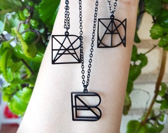 Collier prénom unique en acier noir avec logo + chaîne. Pendentif monogramme personnalisé. Cadeau d'anniversaire.