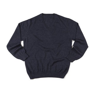 Magnificent blue women's V-neck sweater lined with ribbed finishes in 100% baby alpaca, ideal to wear next to the skin or over a shirt