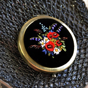 Espejo de bolsillo con flores silvestres, espejo compacto floral, espejo de bolso bordado a mano, arte en miniatura bohemio, regalo hecho a mano para mamá