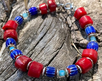 Bracciale fatto a mano con corallo di bambù rosso e perline di vetro