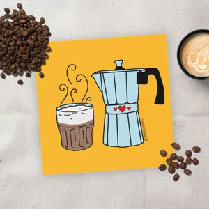 Peut inclure: Une carte jaune avec une cafetière bleue et blanche et un verre de café avec un liquide brun et de la mousse blanche. La cafetière a des cœurs rouges dessus. Il y a des grains de café éparpillés autour de la carte.