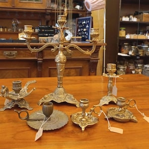 Portacandele vintage rococò scozzesi in ottone a forma di cardo, con manico a foglia di cardo e parte superiore a bocciolo, in bronzo massiccio fuso.
