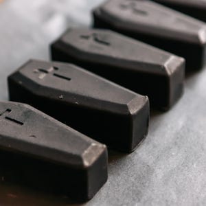 Savon cercueil gothique sorcellerie végétalien boîte de papier kraft noir noir blanc ambre crânes incrustés