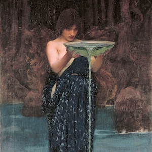 Könnte beinhalten: Eine Frau in einem dunkelblauen Kleid hält eine grüne Schale und gießt einen Wasserstrahl in einen Teich. Der Hintergrund ist ein dunkler Wald.
