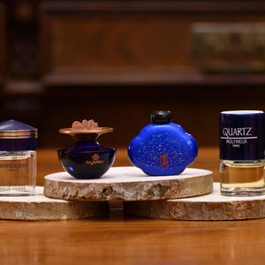 K&ouml;nnte beinhalten: Eine wei&szlig;e Keramik-Tasse mit schwarzem Henkel und dem Text "But First, Coffee" in fetter, schwarzer Schrift. Die Tasse steht vor einem neutralen Hintergrund, der ihr schlichtes Design hervorhebt.