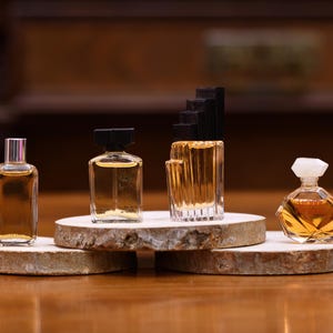 K&ouml;nnte beinhalten: Ein Set aus drei Keramikbechern mit gesprenkelter, matter Oberfl&auml;che. Die Becher sind in Creme-, Hellgrau- und Dunkelgraut&ouml;nen gehalten. Jeder Becher hat ein schlichtes, minimalistisches Design.