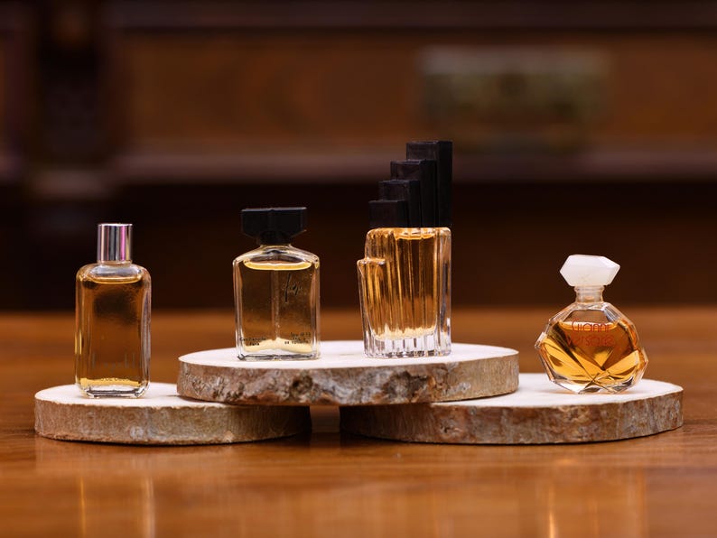 K&ouml;nnte beinhalten: Ein Set aus drei Keramikbechern mit gesprenkelter, matter Oberfl&auml;che. Die Becher sind in Creme-, Hellgrau- und Dunkelgraut&ouml;nen gehalten. Jeder Becher hat ein schlichtes, minimalistisches Design.