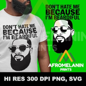 Puede incluir: Camiseta blanca con el texto "DON'T HATE ME BECAUSE I'M BEARDIFUL" y un gráfico de un hombre con barba y gafas de sol. La imagen también presenta un fondo verde con el mismo texto y gráfico, además de "AFROMELANIN PRINTS".