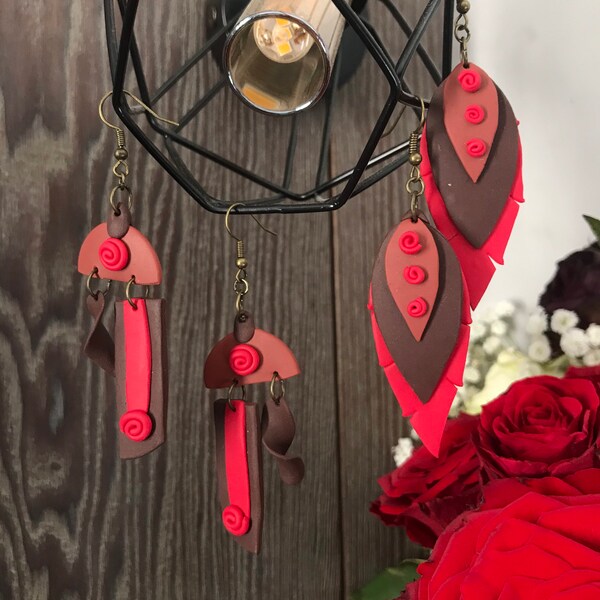 Boucles d’oreilles pendantes *feuilles et roses* et *plaques et roses*