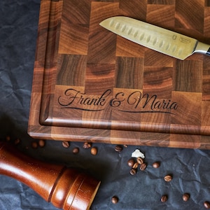 Tabla de cortar personalizada de doble cara de nogal con veta transversal y ranura para jugos. imagen 10