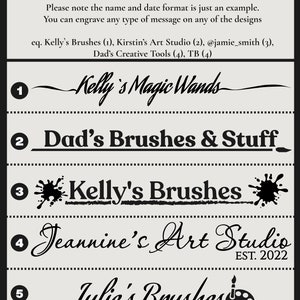 Pu&ograve; includere: Un modello di design per l'incisione, con cinque diversi stili di testo. Il testo include frasi come "Kelly's Magic Wands", "Dad's Brushes & Stuff" e "Jeannine's Art Studio". Il design include anche il testo "Scegli il tuo formato di design per l'incisione."