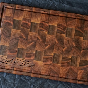 Tabla de cortar personalizada de doble cara de nogal con veta transversal y ranura para jugos. imagen 2
