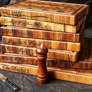 Tabla de cortar personalizada de doble cara de nogal con veta transversal y ranura para jugos. imagen 6