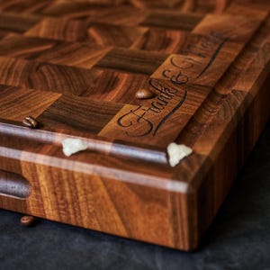 Tabla de cortar personalizada de doble cara de nogal con veta transversal y ranura para jugos. imagen 11