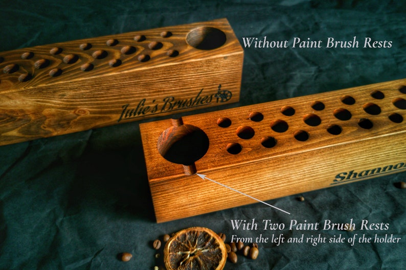 Pu&ograve; includere: Portapennelli in legno con fori multipli per pennelli. Un supporto ha due poggiapennelli. I testi "Julie's Brushes" e "Shannon" sono incisi sui supporti. Sono visibili anche i testi "Without Paint Brush Rests" e "With Two Paint Brush Rests".