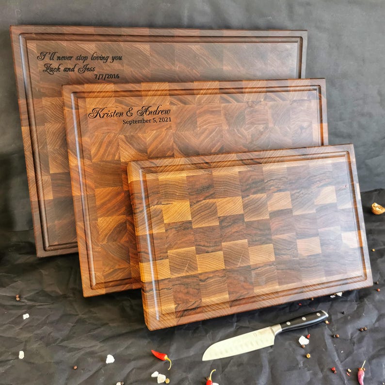 Tabla de cortar personalizada de doble cara de nogal con veta transversal y ranura para jugos. imagen 7
