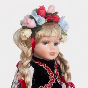 Blonde Girl с голубыми глазами Украинский наряд Фарфоровая кукла 8.7 in. 22см Ручной работы