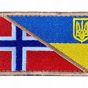Könnte beinhalten: Gestickter Aufnäher mit geteiltem Design. Eine Seite zeigt die norwegische Flagge mit rotem Feld und blauem Kreuz mit weißer Umrandung. Die andere Seite zeigt die ukrainische Flagge mit blauen und gelben Abschnitten und einem gelben Dreizack-Emblem.