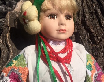 Блондин фарфоровая украинская сидячая кукла 31 см 12,5 дюймов Фарфоровое лицо ручной работы ручная вышивка Сделано в Украине
