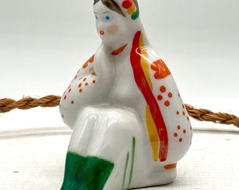 ホームアールデコ。民族衣装を着たウクライナの少女。ソ連時代の