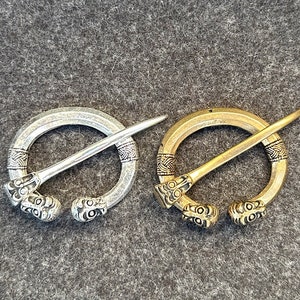 動物の頭が付いたバイキングの指輪ブローチ、バイキング、中世の宝飾品、ビルカ、ハイタブ、ゴットランド、再現、中世初期