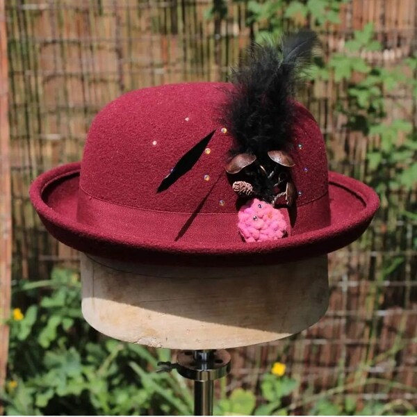 burgundy red bowler hat with copper magic mushrooms and feathers festival costume hat, Melone mit kupfernen Zauberpilzen und Feder Kostümhut