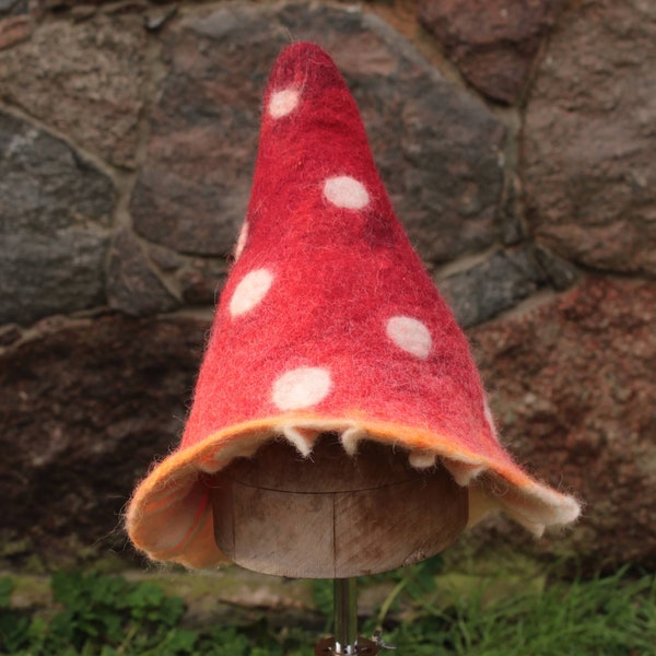 amanita muscaria sauna top hat with gills - Fliegenpilz Sauna Zylinder mit Kiemen, red fly agaric felt hat - mushroom festival happy hat