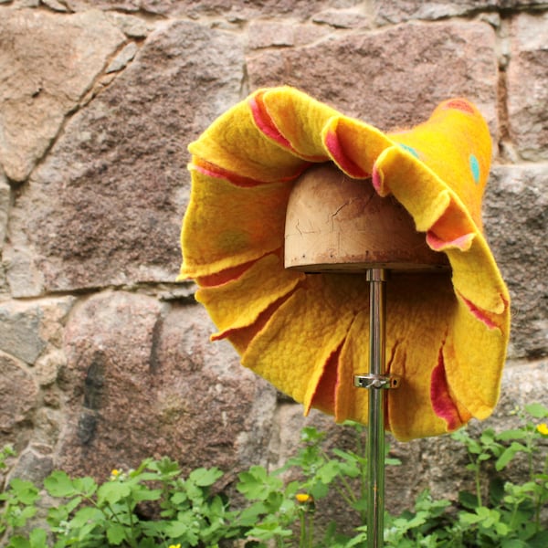 yellow mushroom sauna top hat with gills - gelbe Fliegenpilz Sauna Zylinder mit Kiemen, festival summer hat - mushroom happy hat