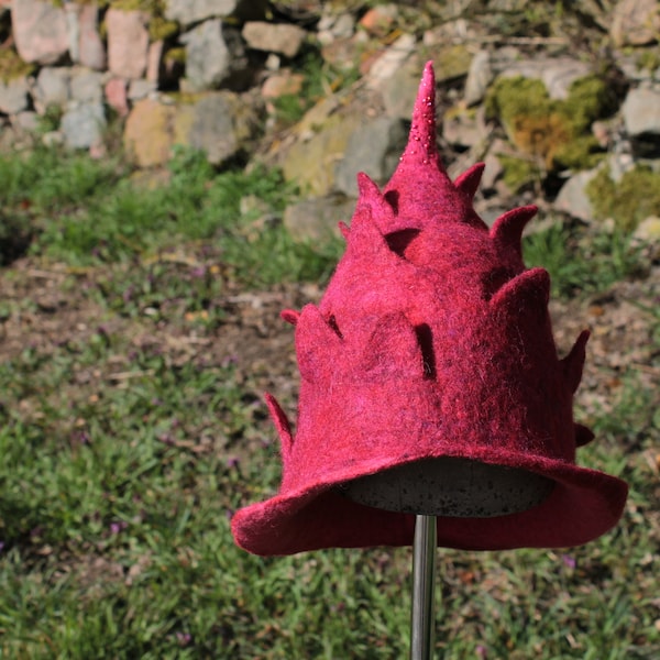 felt sauna raspberry hat, Fruhling sauna Hut mit Spitze, blume Kopfbedeckung, soft sauna hat for nature lovers, artsy sauna hat with spikes